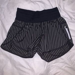 Lululemon Tracker Short II *2 way stretch
